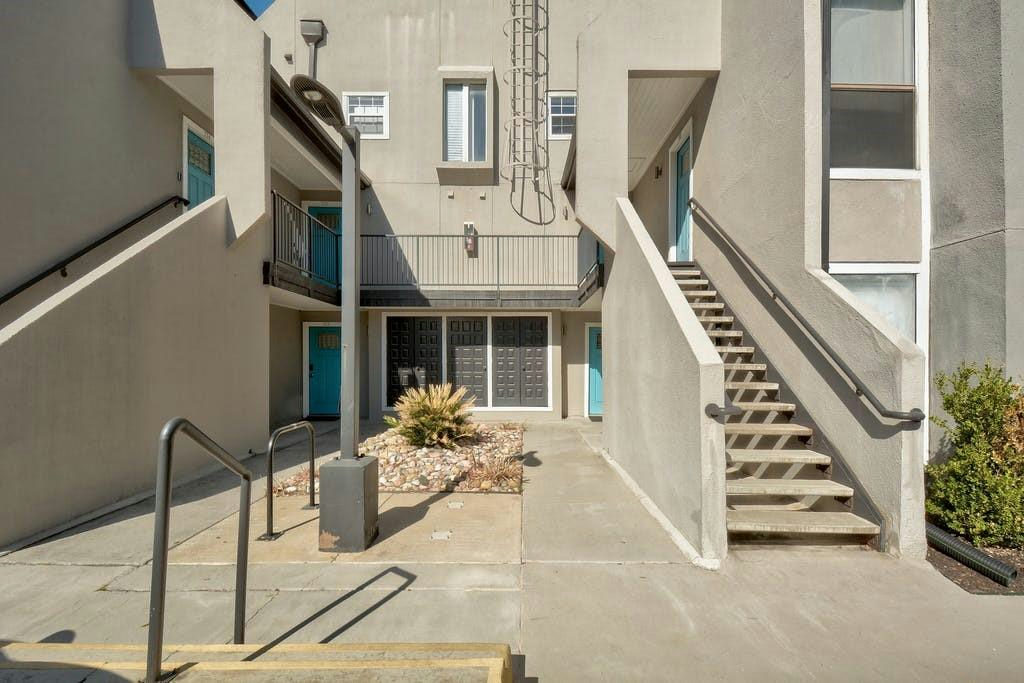 935 La Posada Dr #222