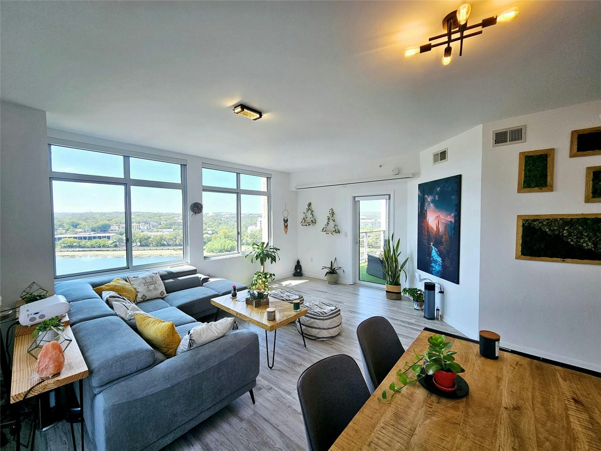54 Rainey St #1001
