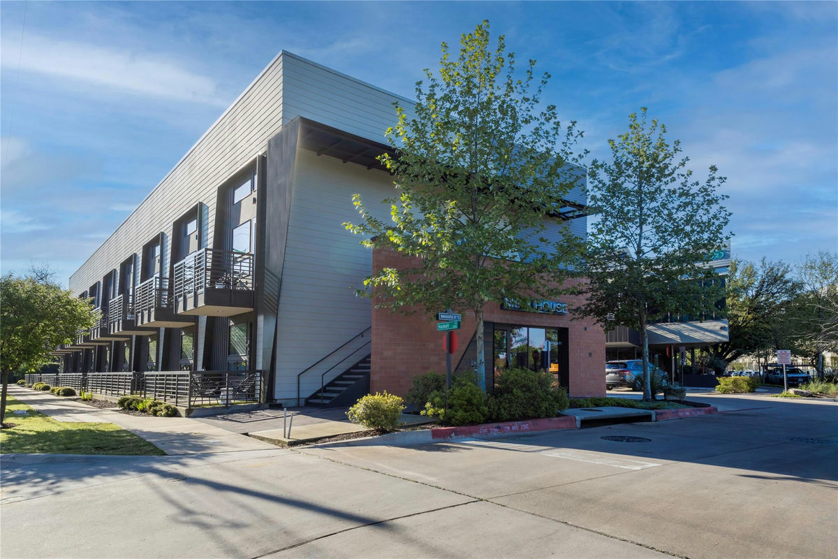 49 Navasota St #204