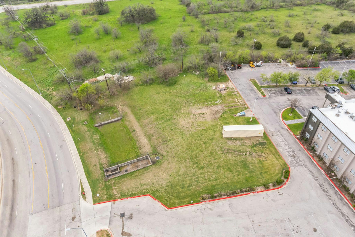 350 Chisholm Pkwy — photo 3