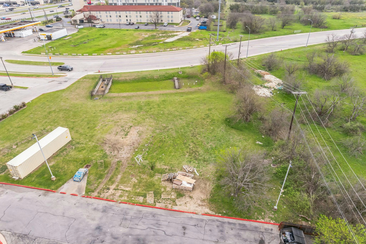 350 Chisholm Pkwy — photo 2
