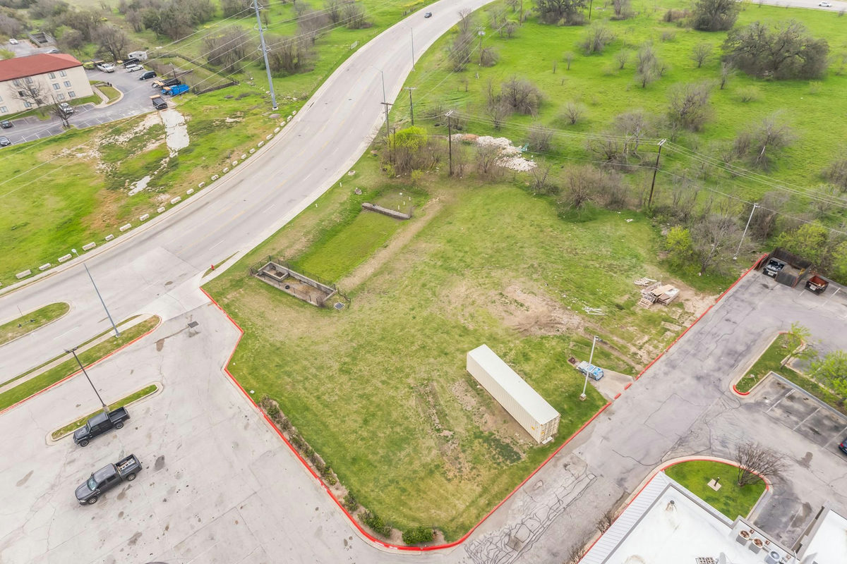 350 Chisholm Pkwy — exterior