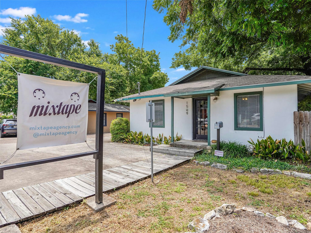 1509 W Koenig Ln — photo 2