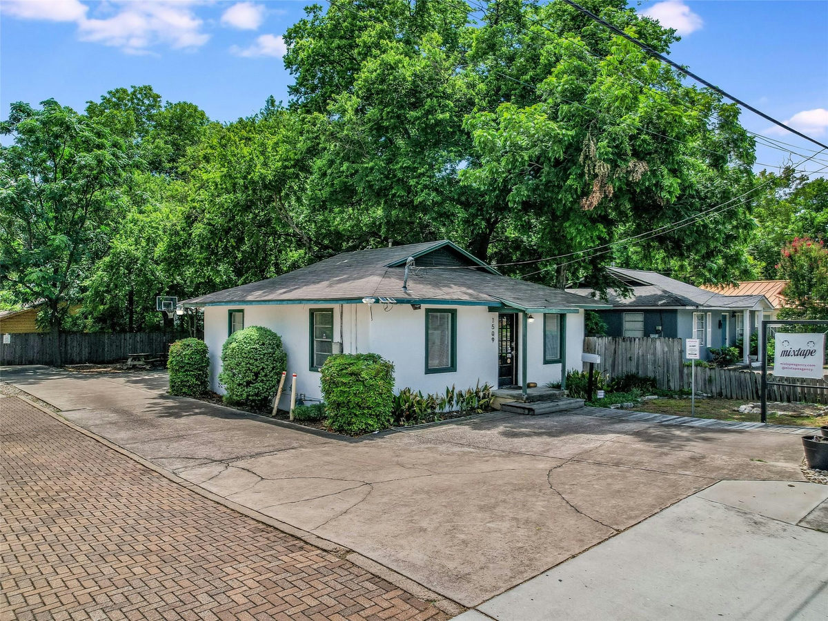 1509 W Koenig Ln — photo 3