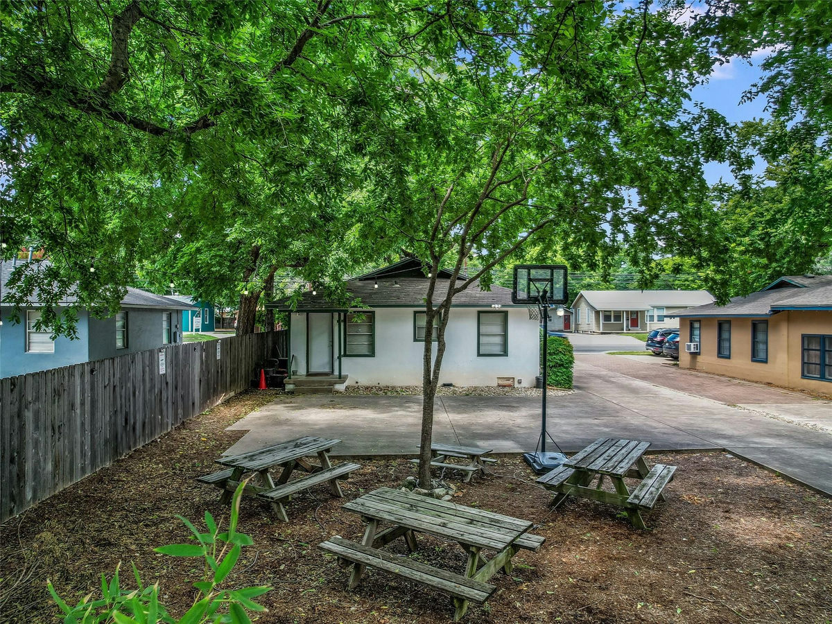 1509 W Koenig Ln — photo 4