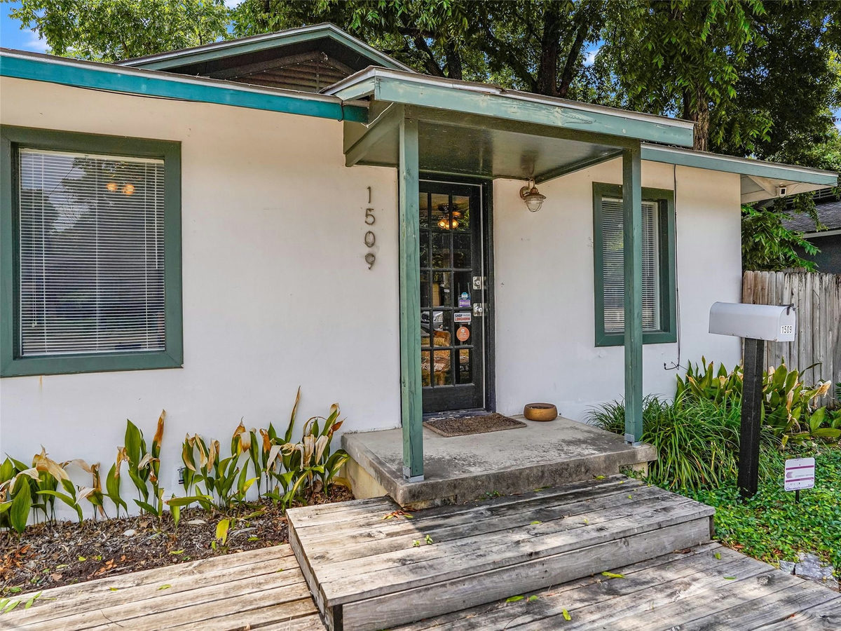 1509 W Koenig Ln — exterior