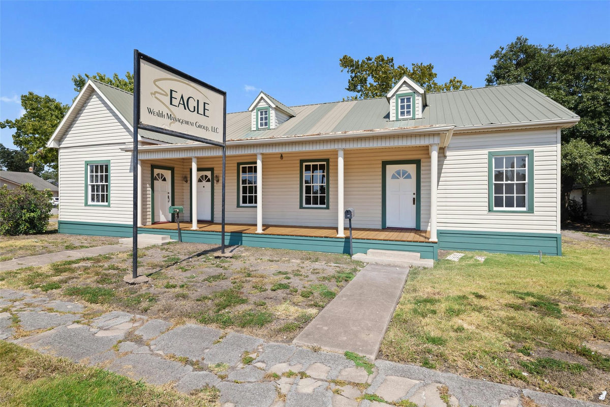 620 N Main St — exterior