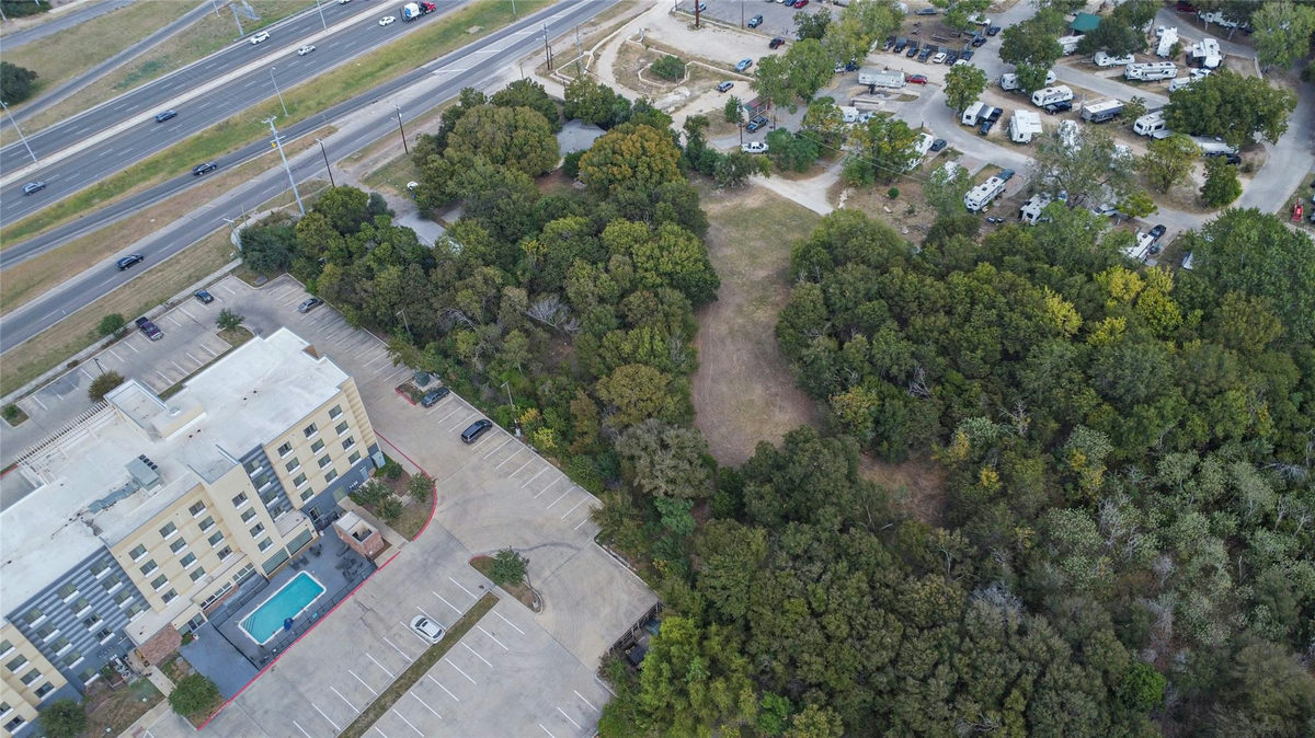 1322 N Interstate 35 Fwy — photo 4