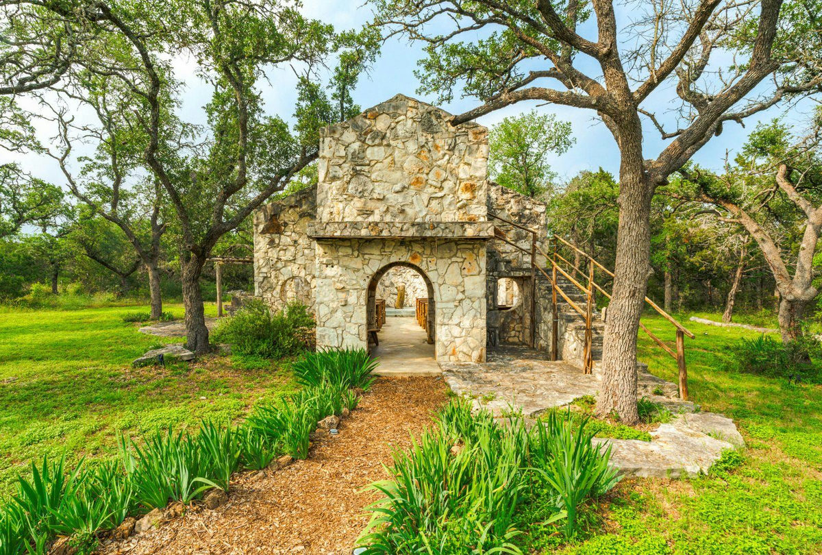 1218 Oakwood Loop — exterior