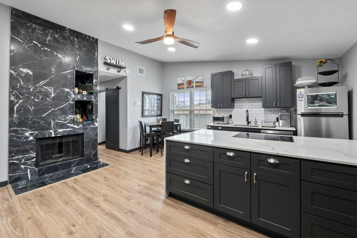 203 E 31st St #305