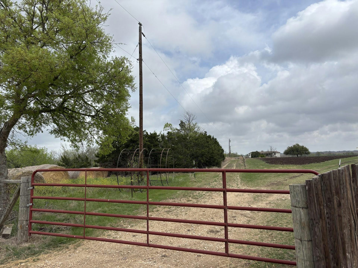 1420 NE County Road 373 — exterior
