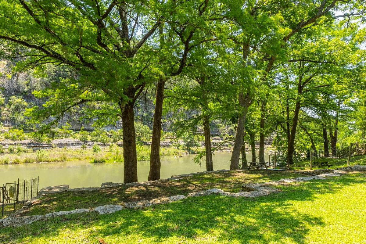 8560 RIVER RD Rd — exterior