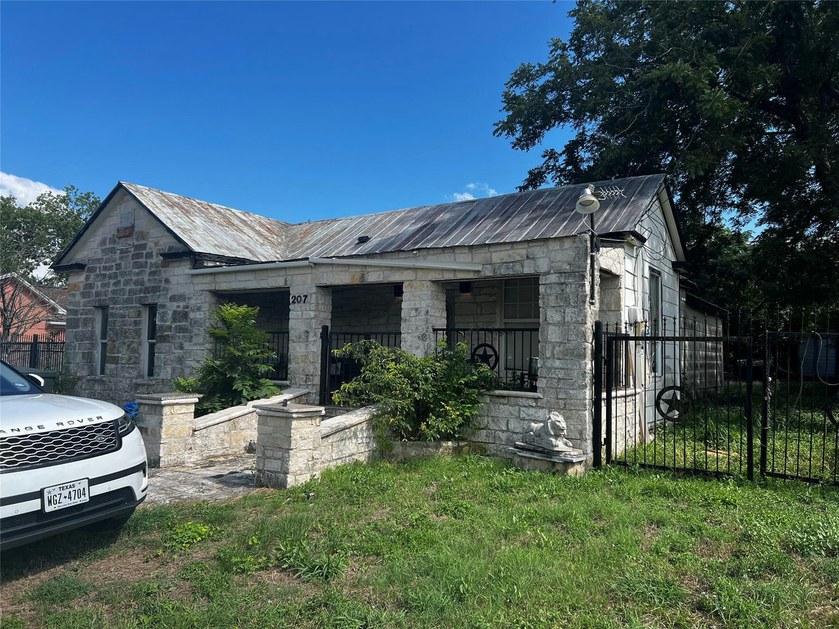 207 Miller St — exterior