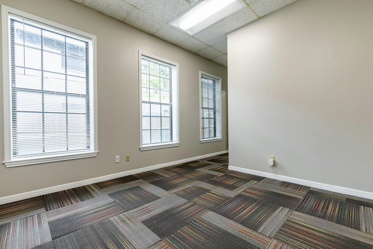 1823 Fortview Rd — photo 5