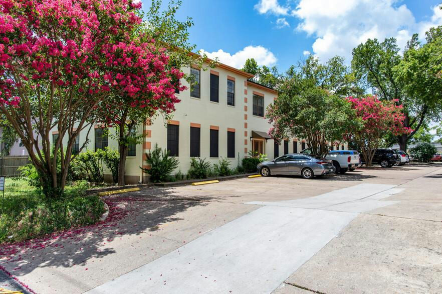 1823 Fortview Rd — exterior