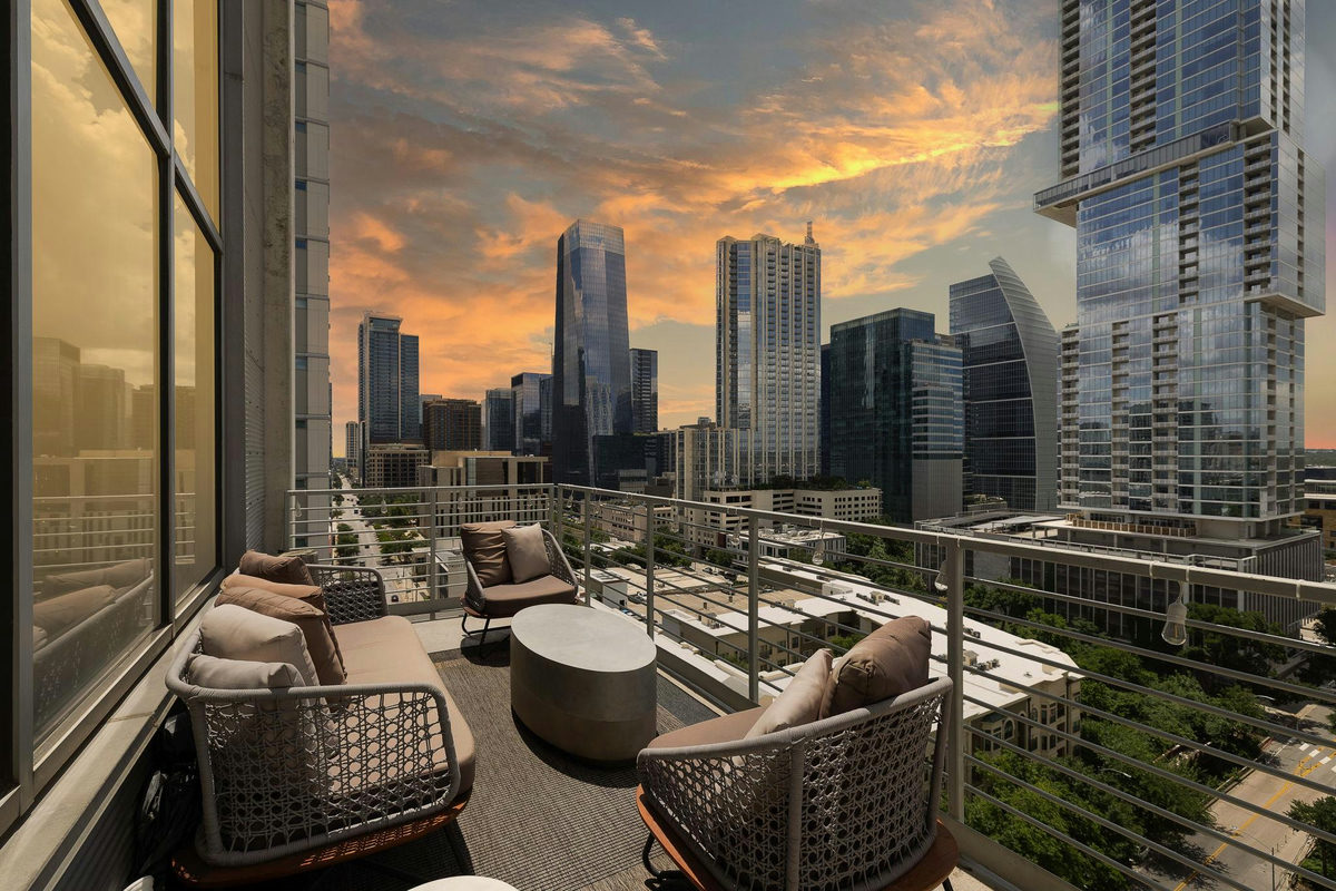800 W 5th St #1209 — exterior