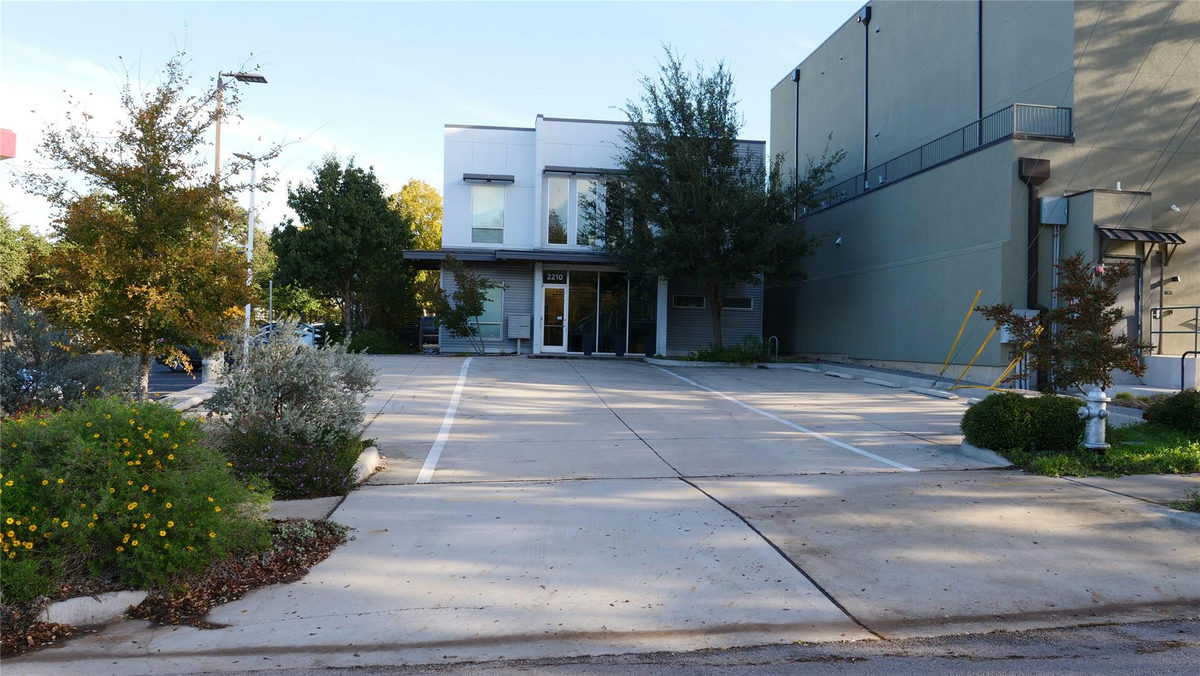 2210 Western Trails Blvd — photo 2