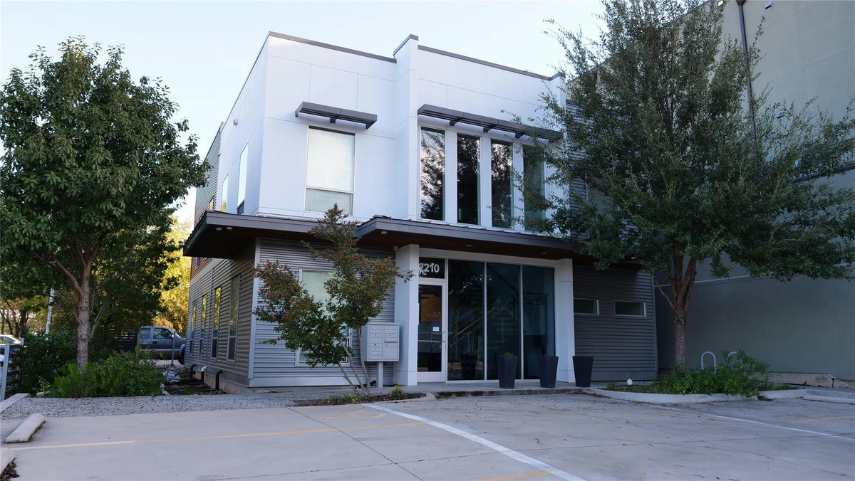2210 Western Trails Blvd — exterior