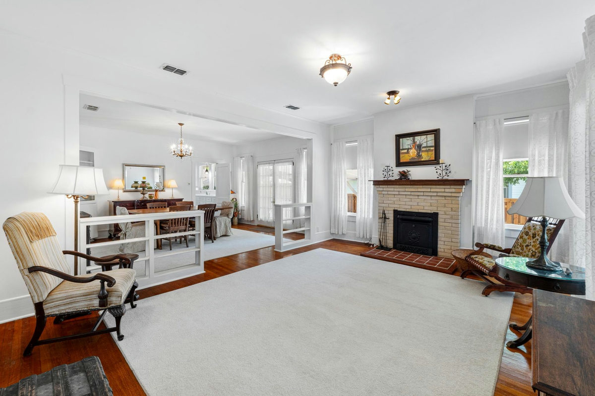 810 E University Ave — photo 4