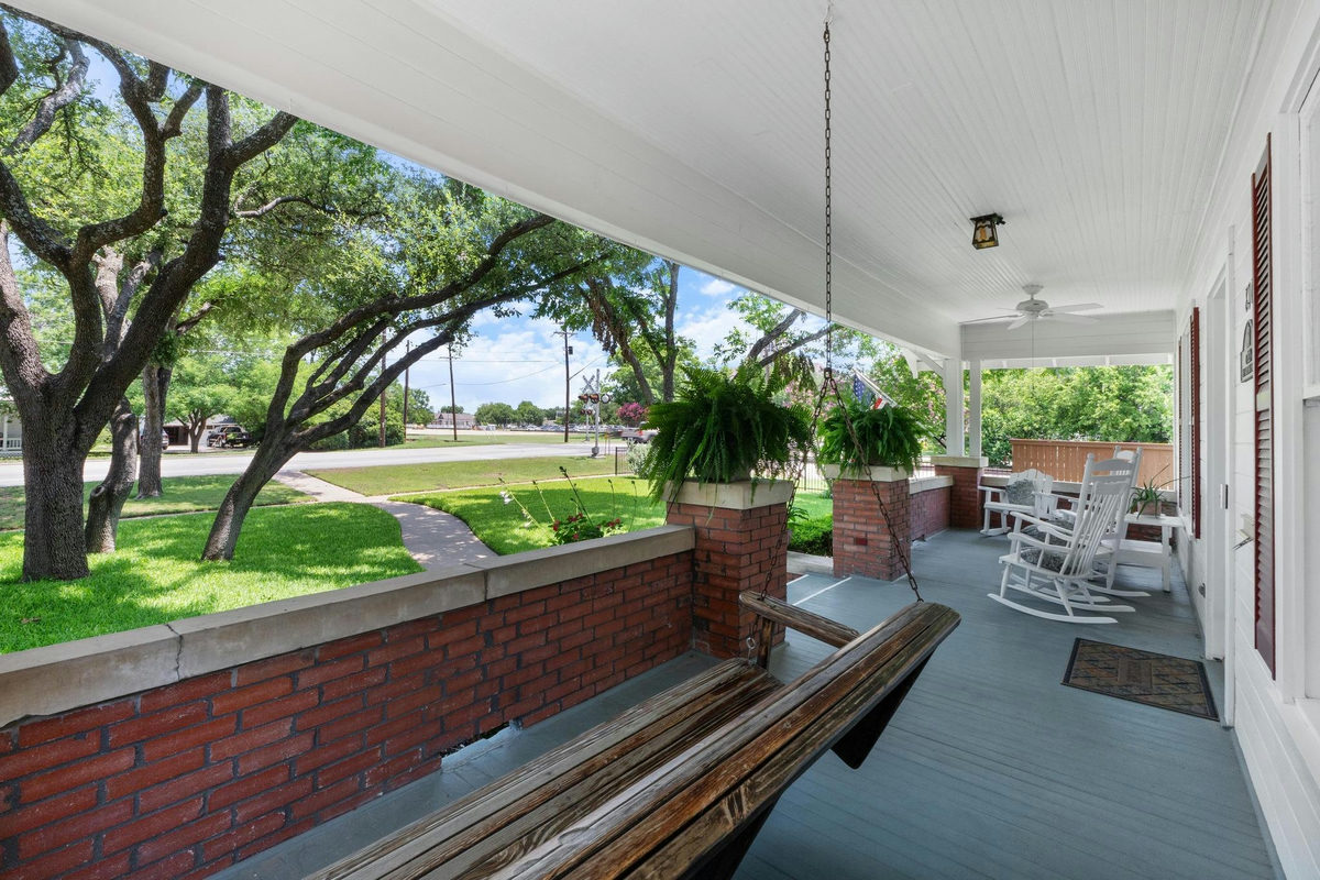 810 E University Ave — photo 3