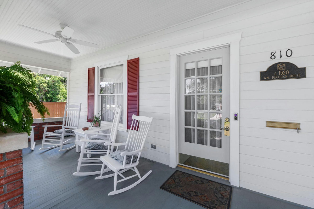 810 E University Ave — photo 2