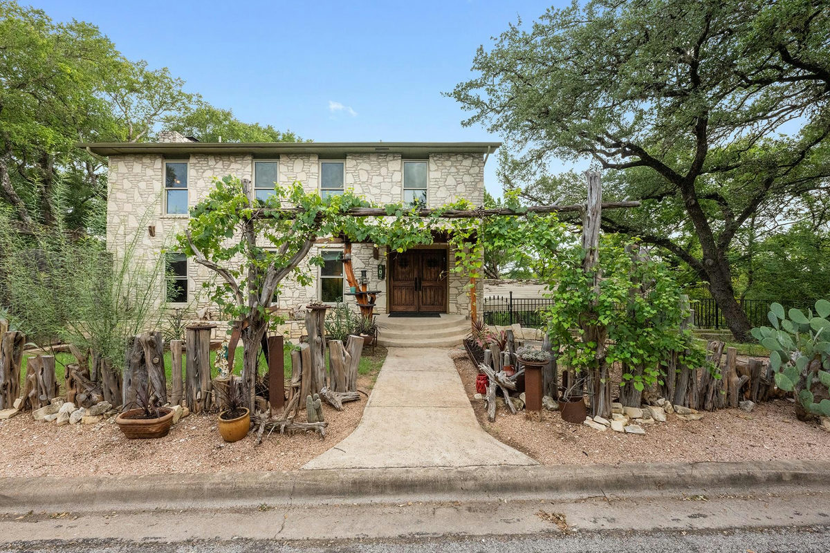 402 Bear Canyon Dr — exterior