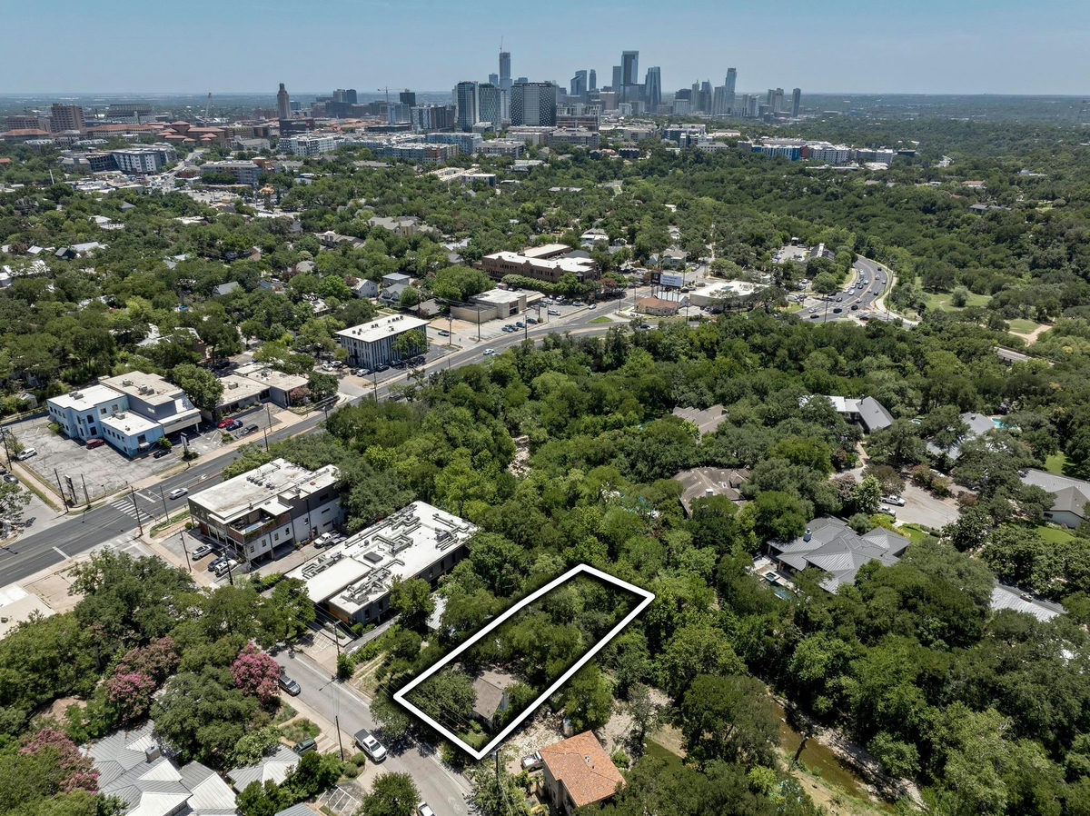 1017 W 31st St — exterior