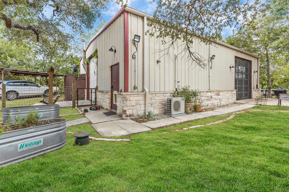 218 Alexandra Ln — photo 2