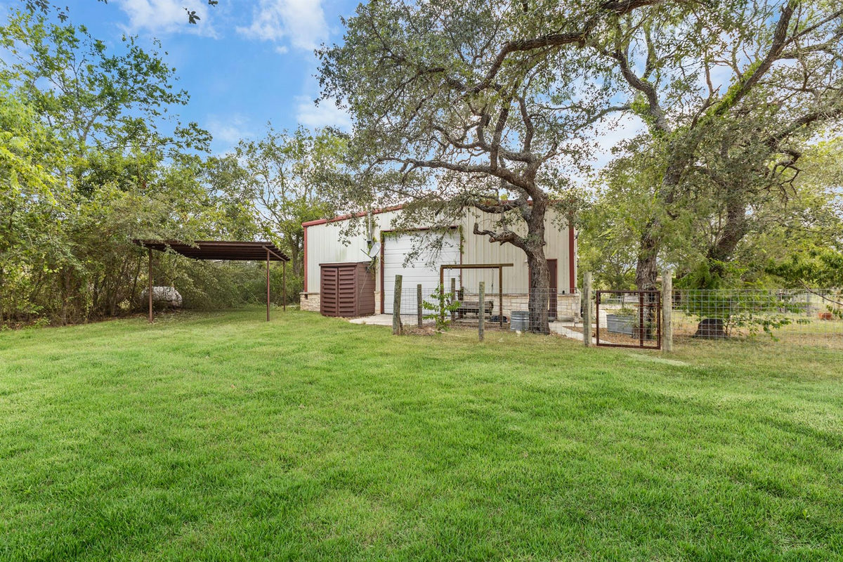 218 Alexandra Ln — photo 3