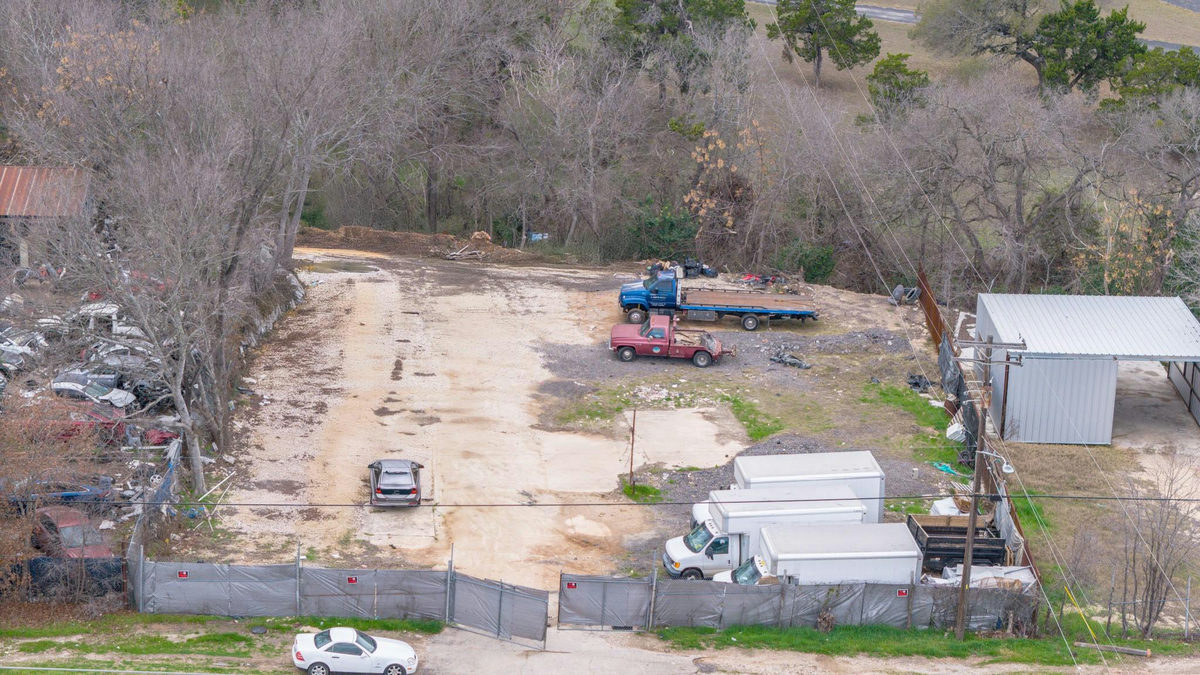 12046 N Lamar Blvd — exterior