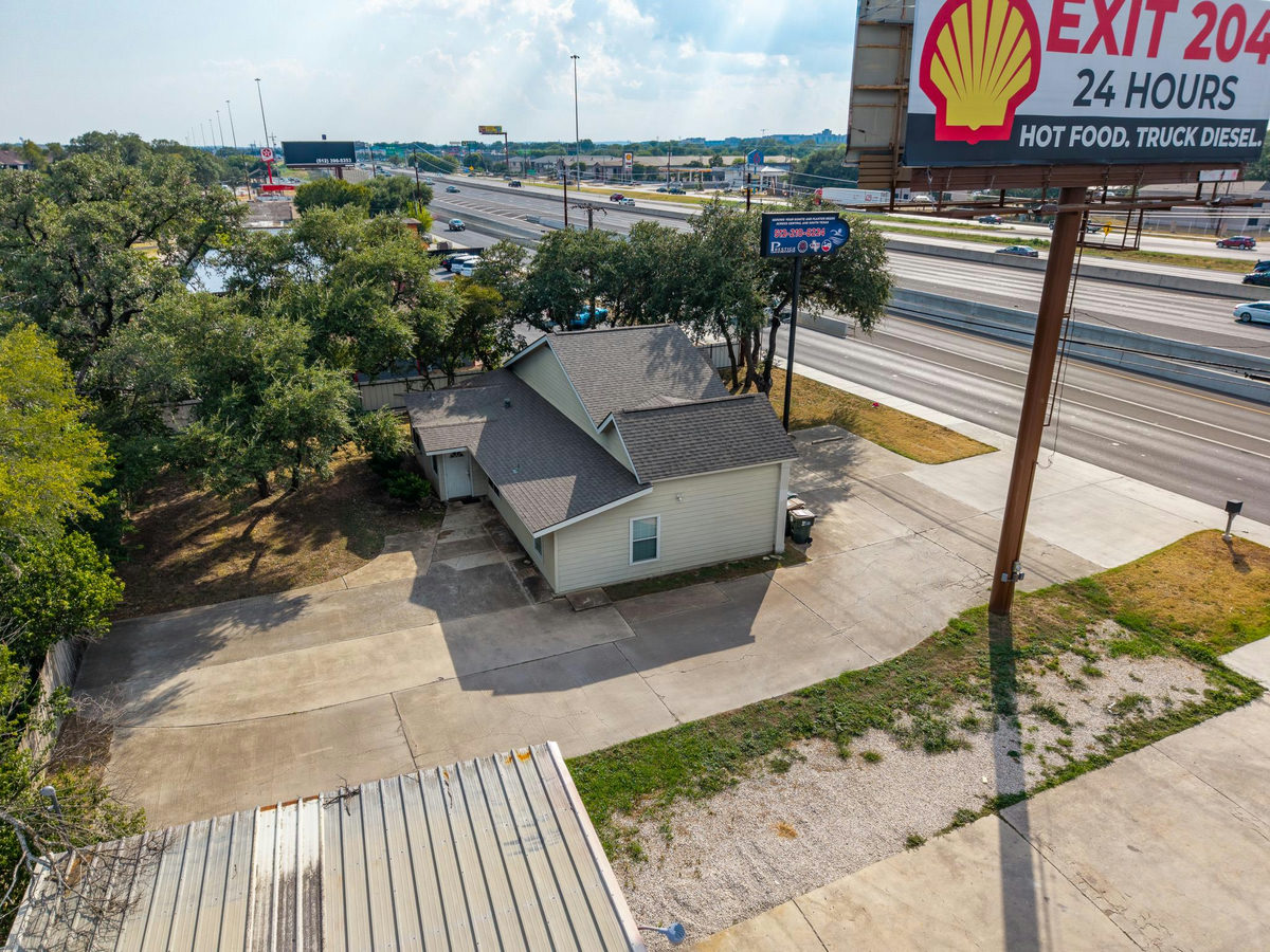 1712 N Interstate 35 Fwy — photo 5