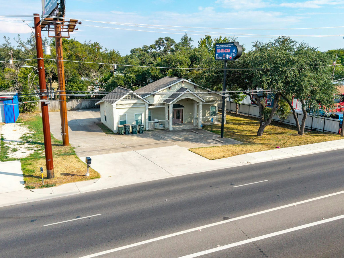 1712 N Interstate 35 Fwy — photo 2