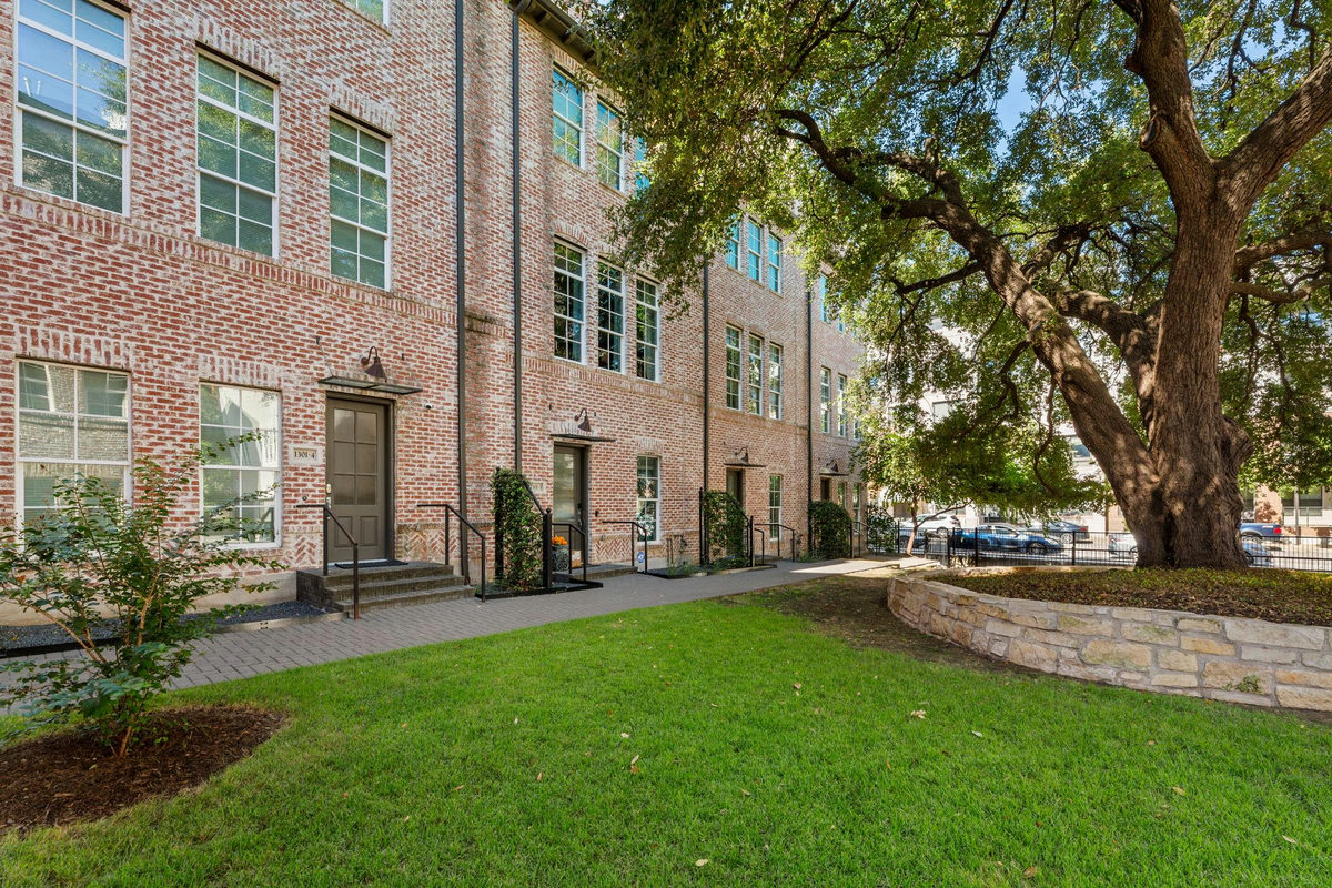 1301 Town Creek Dr #2 — exterior