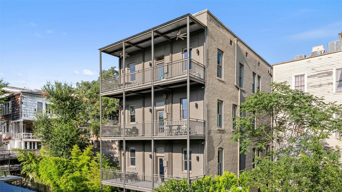 702 San Antonio St — exterior
