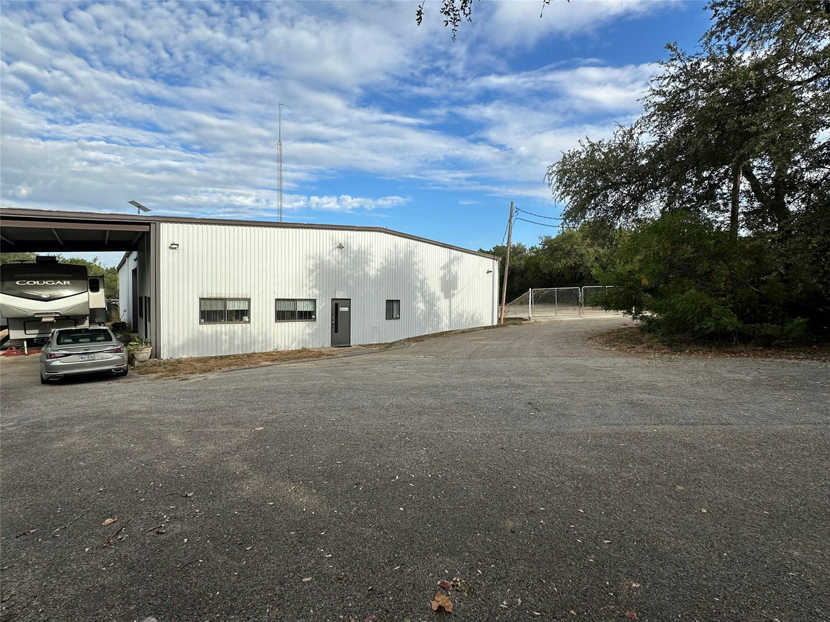 8862 W U S HY 290 Hwy W — exterior