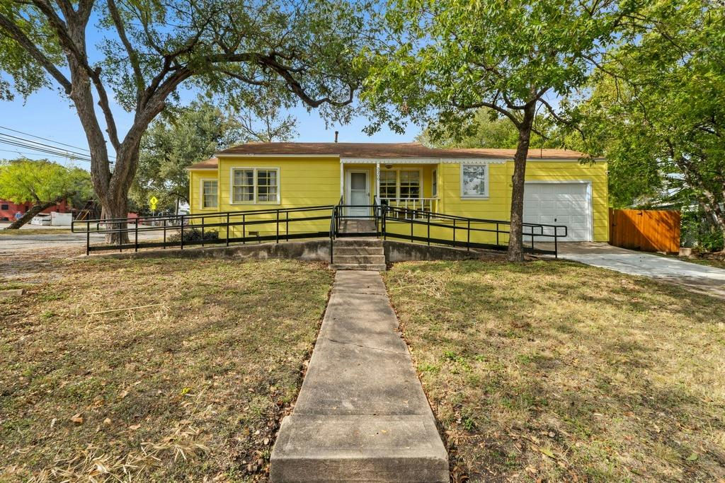 2710 Manor Rd — exterior