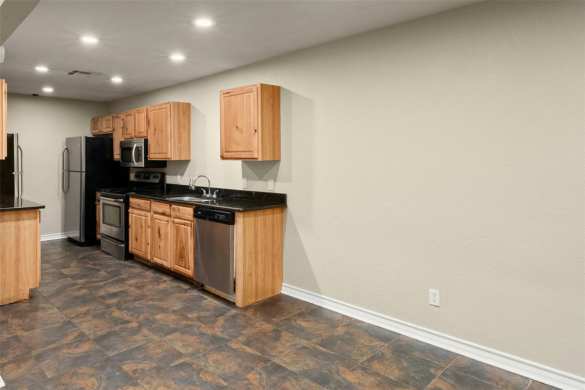 521 & 525 W Hutchison St — photo 5