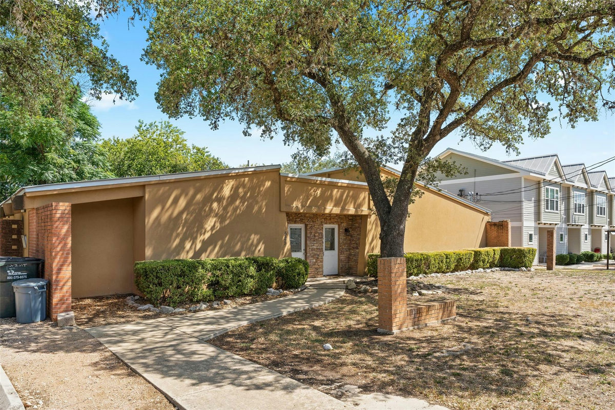 521 & 525 W Hutchison St — exterior