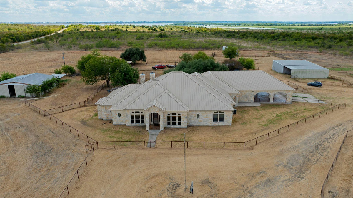 22300 FM 971 — exterior