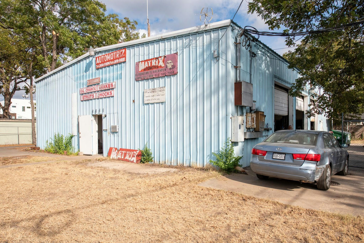 3228 E 5th St — exterior