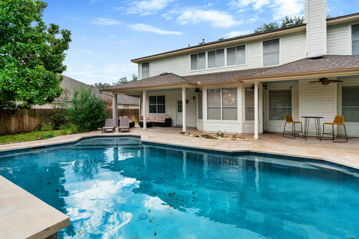 807 Clarence Bohls Ln — exterior