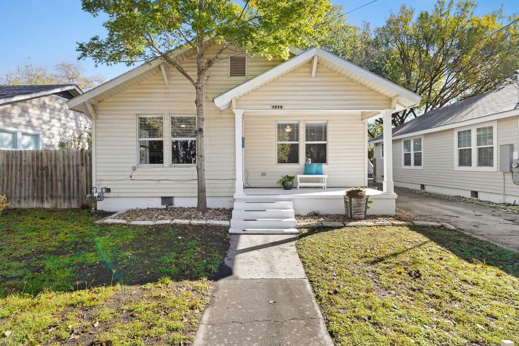 1223, 1223 1/2 & 1225 S Austin Ave S — exterior