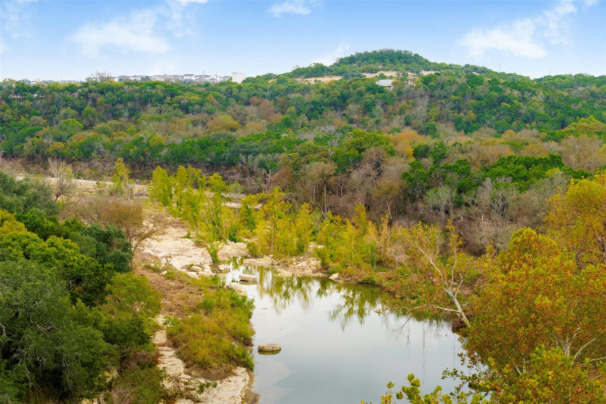 000 River Run — exterior