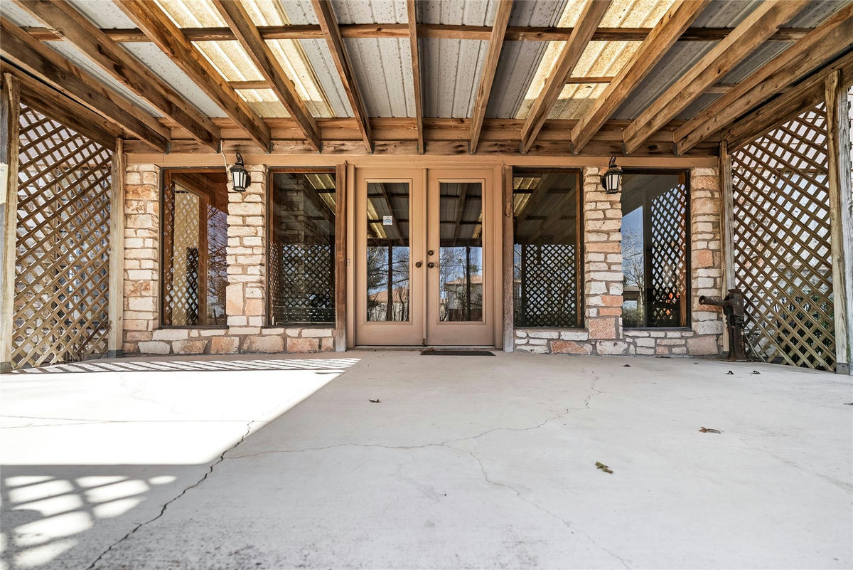 12914 Pfluger Berkman Rd — exterior