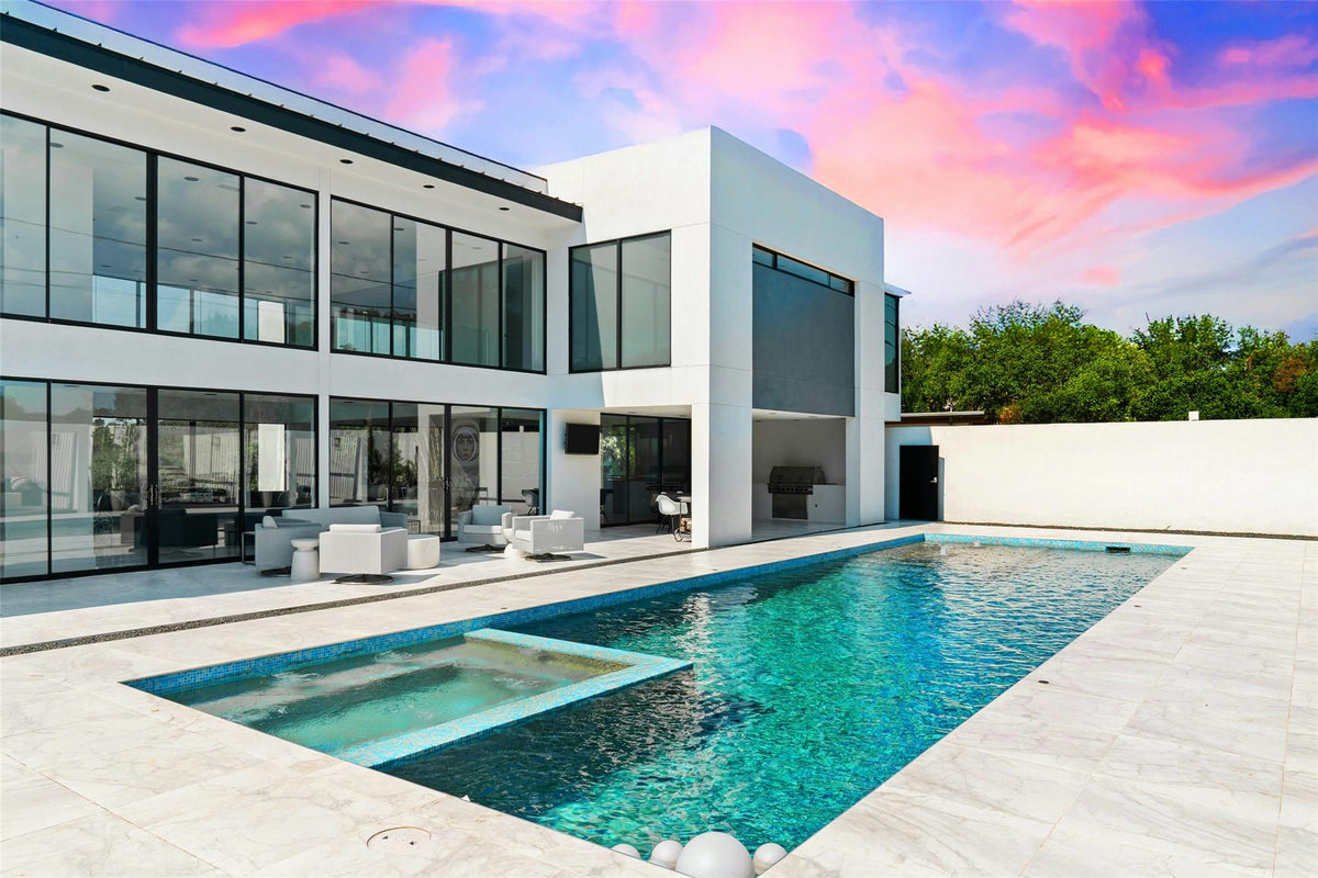 1501 Ridgecrest Dr — exterior