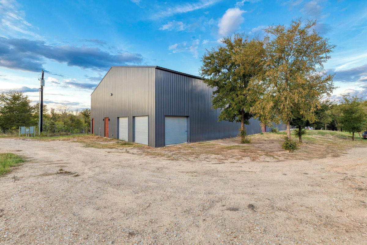 1501 Boggy Creek Rd — exterior