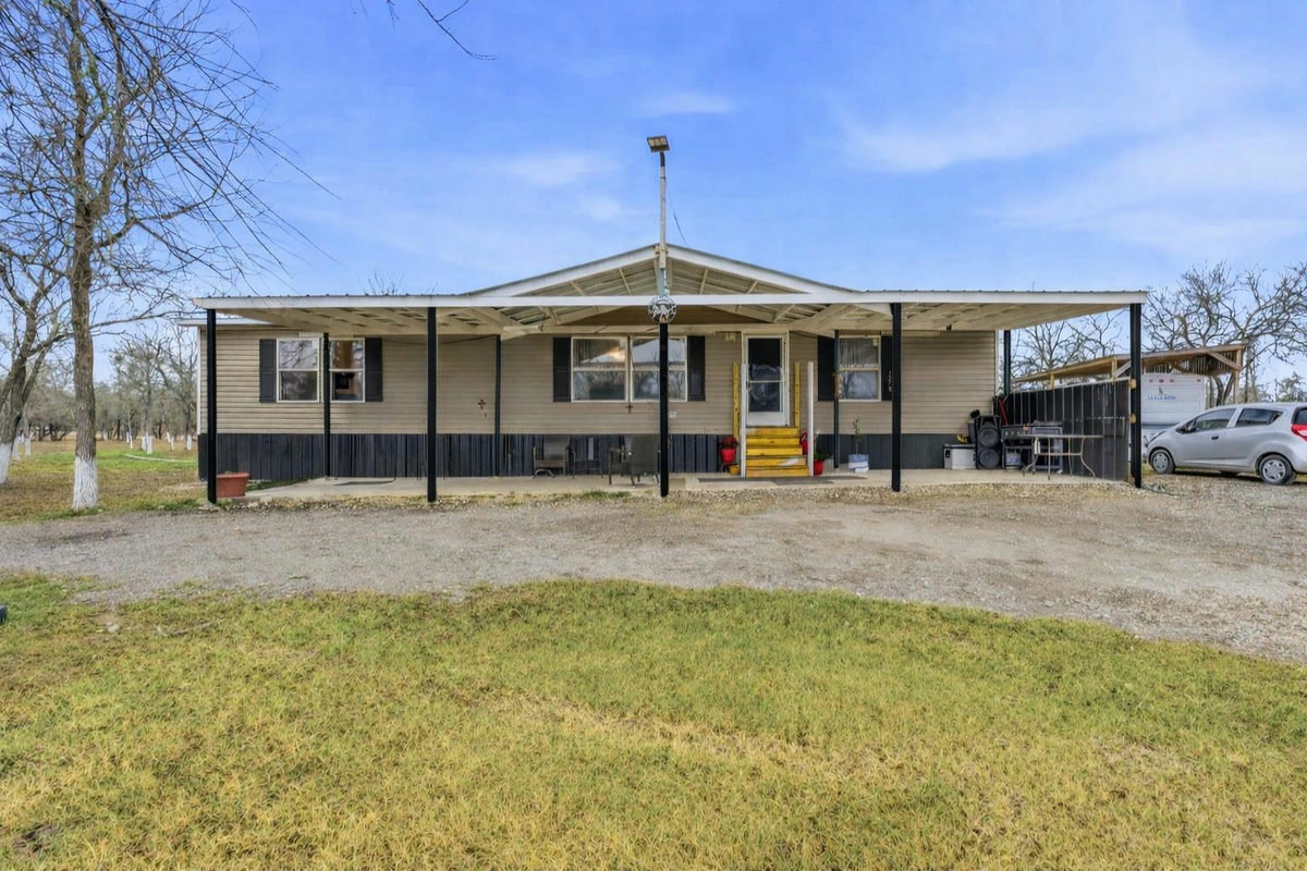 1278 Fm 812 Rd — exterior