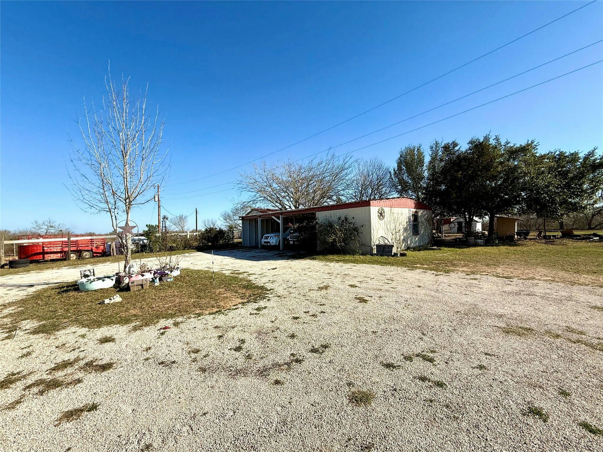 685 Fox Ln — exterior