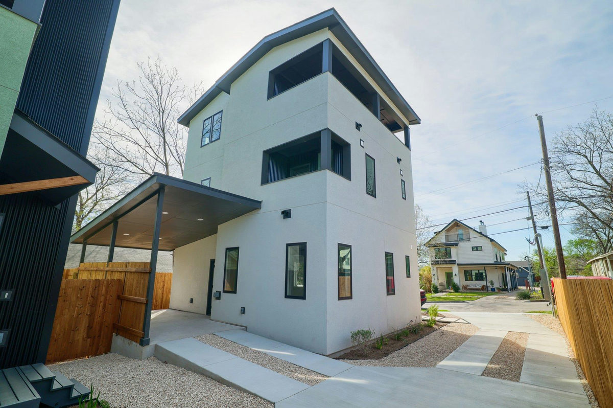 2818 E 22nd St #1 — photo 2