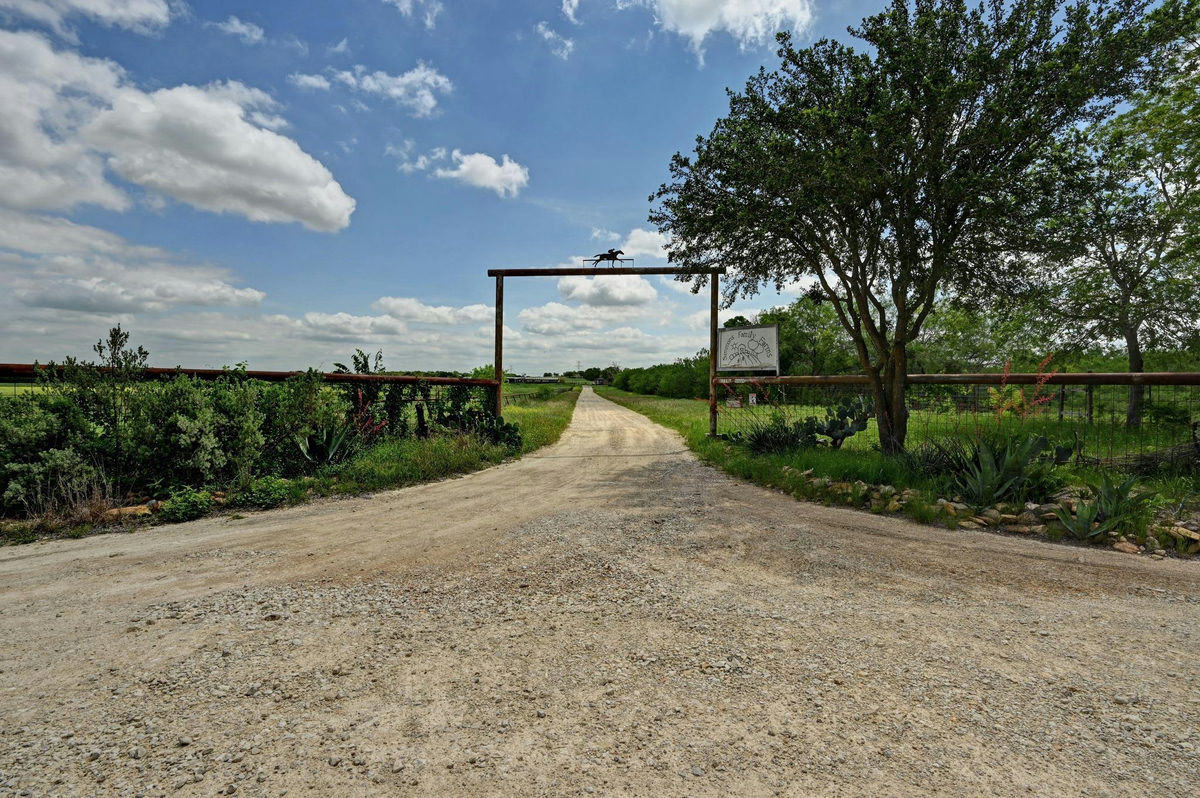 410 Simmons Family Farm Rd — exterior